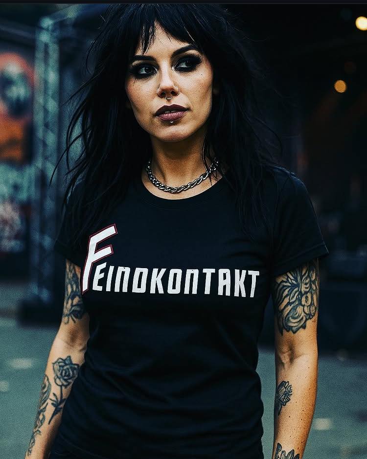 Model mit schwarzem Feindkontakt Shirt im düsteren Streetwear-Look.
